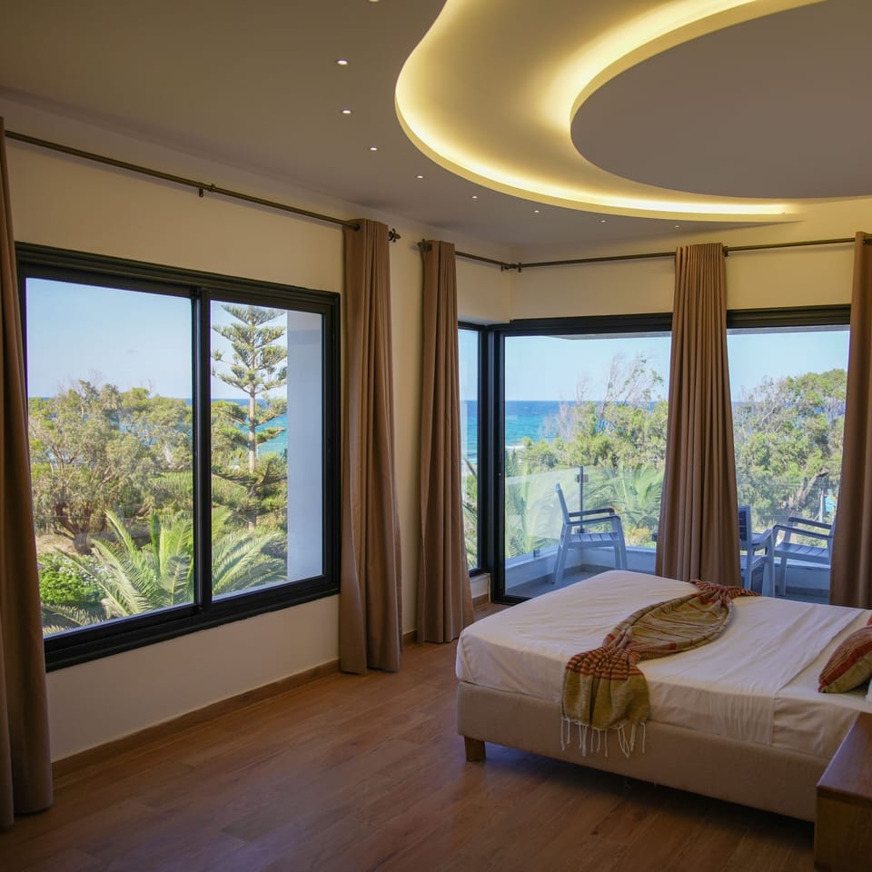 Luxury Suite, Beach View | Desk, soundproofing, bed sheets