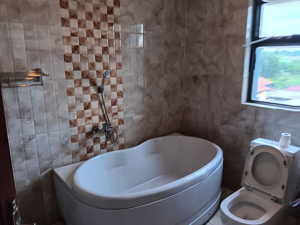 Exclusive Single Room | Bathroom | Free toiletries, slippers