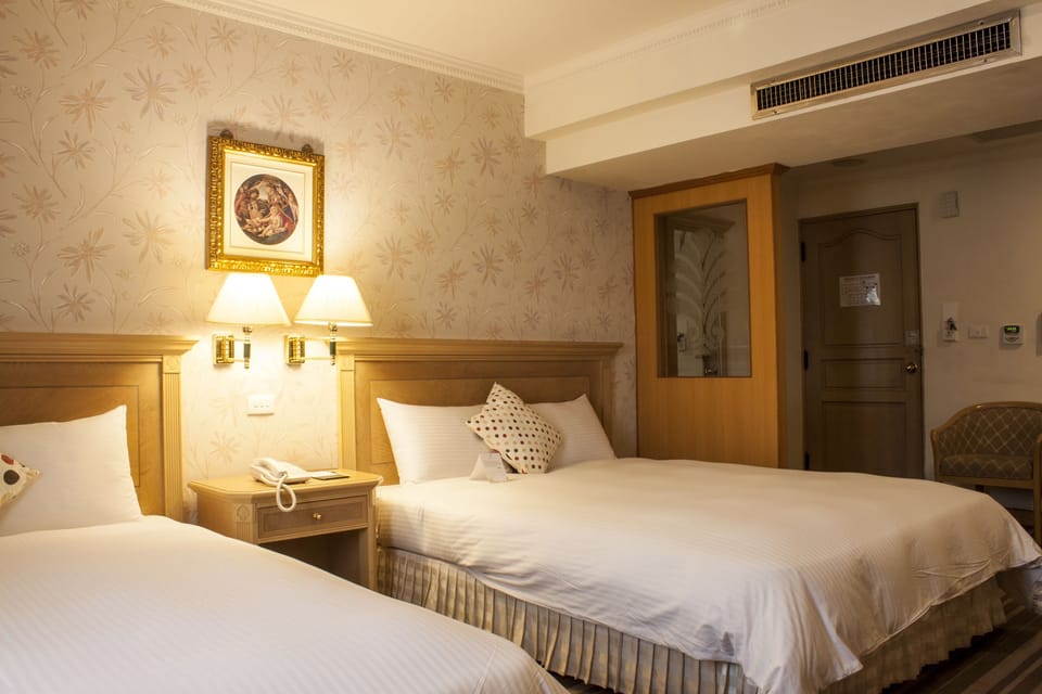 Deluxe Quadruple Room | Desk, blackout drapes, rollaway beds, free WiFi