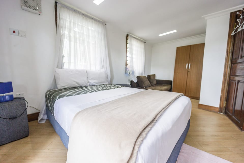 Same bedroom but looking inwards. 