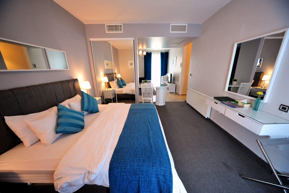 Junior Suite, 1 Bedroom, Corner | Minibar, in-room safe, desk, cribs (free)