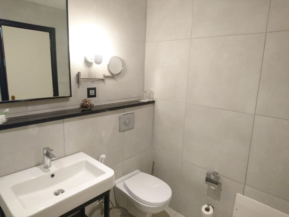Executive Suite, City View | Bathroom | Deep soaking tub, free toiletries, hair dryer, slippers