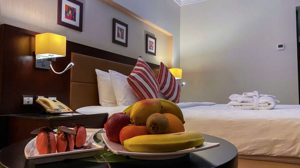 Business Suite, 1 King Bed, Pool View | In-room dining