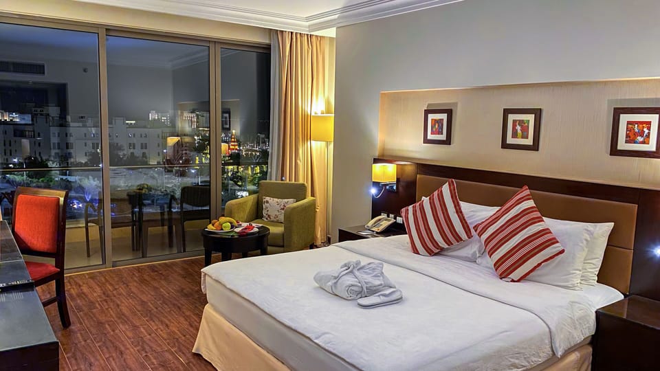 Business Suite, 1 King Bed, Pool View | Minibar, in-room safe, desk, soundproofing