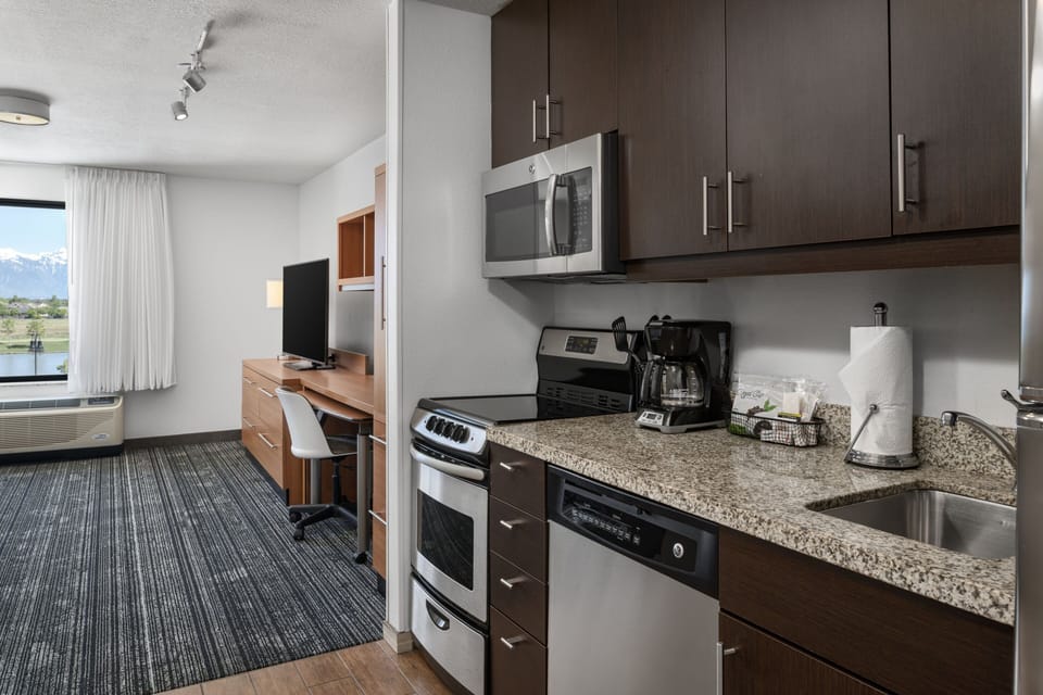 Full-size fridge, microwave, stovetop, dishwasher
