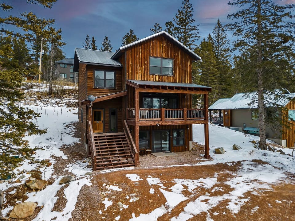 Dakota Sunset Lodge - Stunning Lodge with great space to take in the beauty of the Black Hills. 