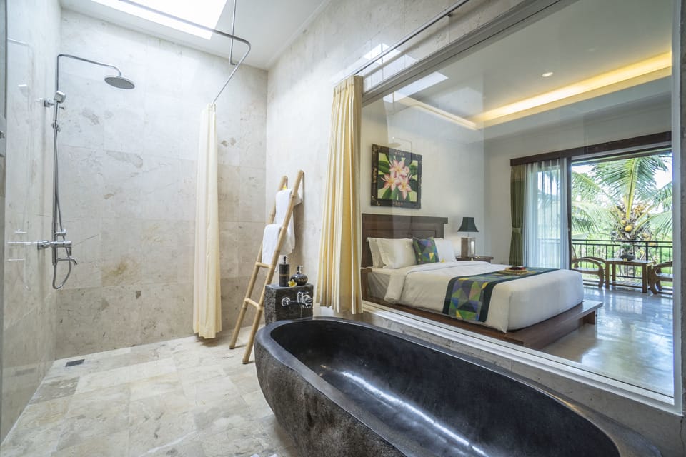 Junior Suite | Bathroom | Separate tub and shower, hair dryer, towels