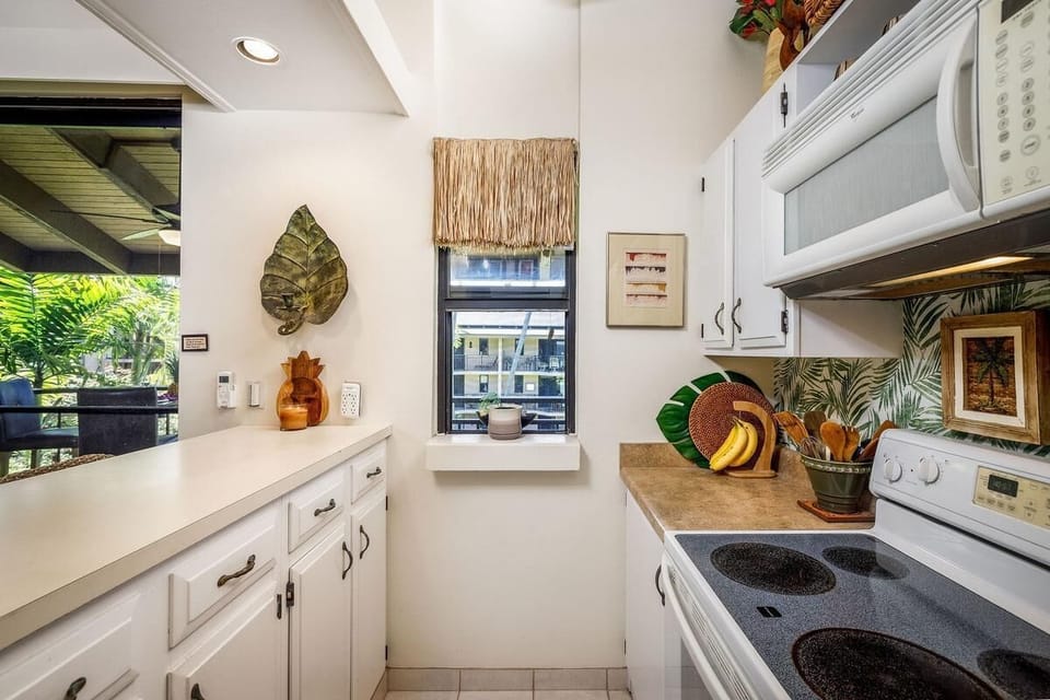House, Multiple Beds (Kona Makai 5-305) | Private kitchen | Paper towels