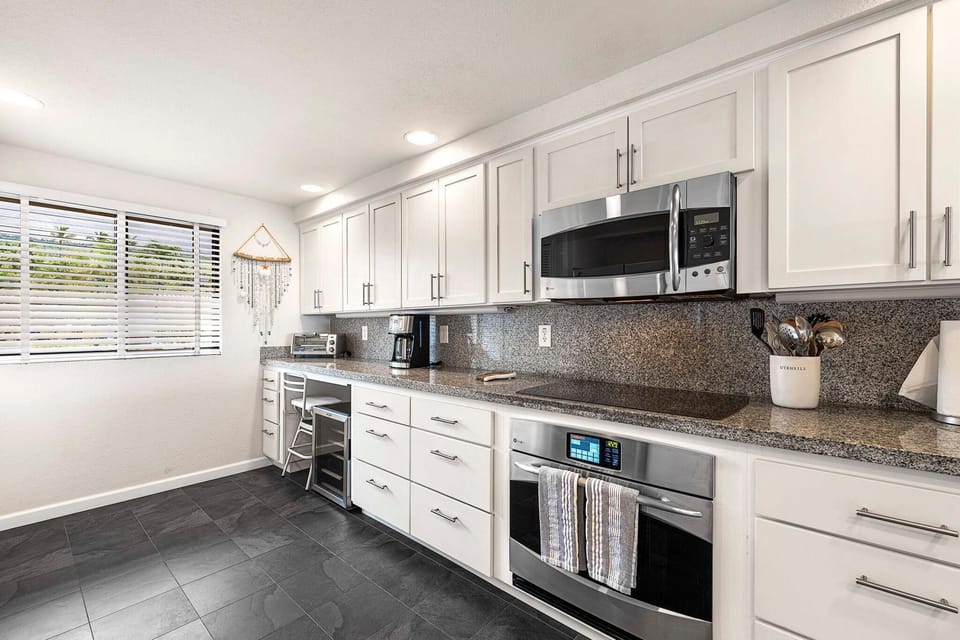 Condo, Multiple Beds (Kona Coast Resort at Keauhou Gardens ) | Private kitchen | Oven, toaster, paper towels