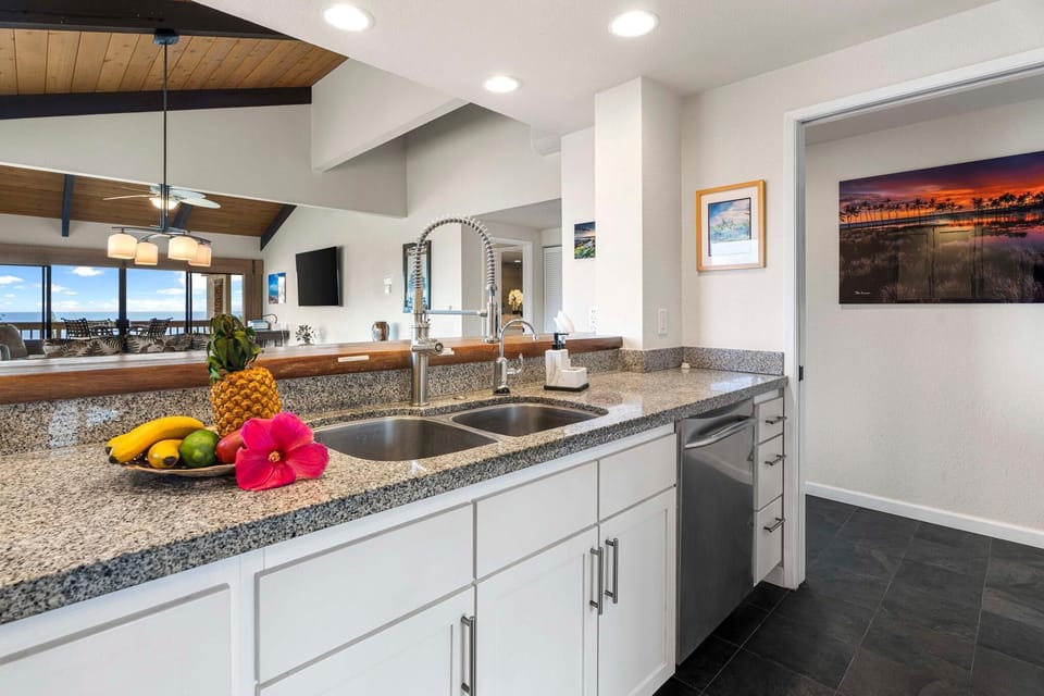 Condo, Multiple Beds (Kona Coast Resort at Keauhou Gardens ) | Private kitchen | Oven, toaster, paper towels
