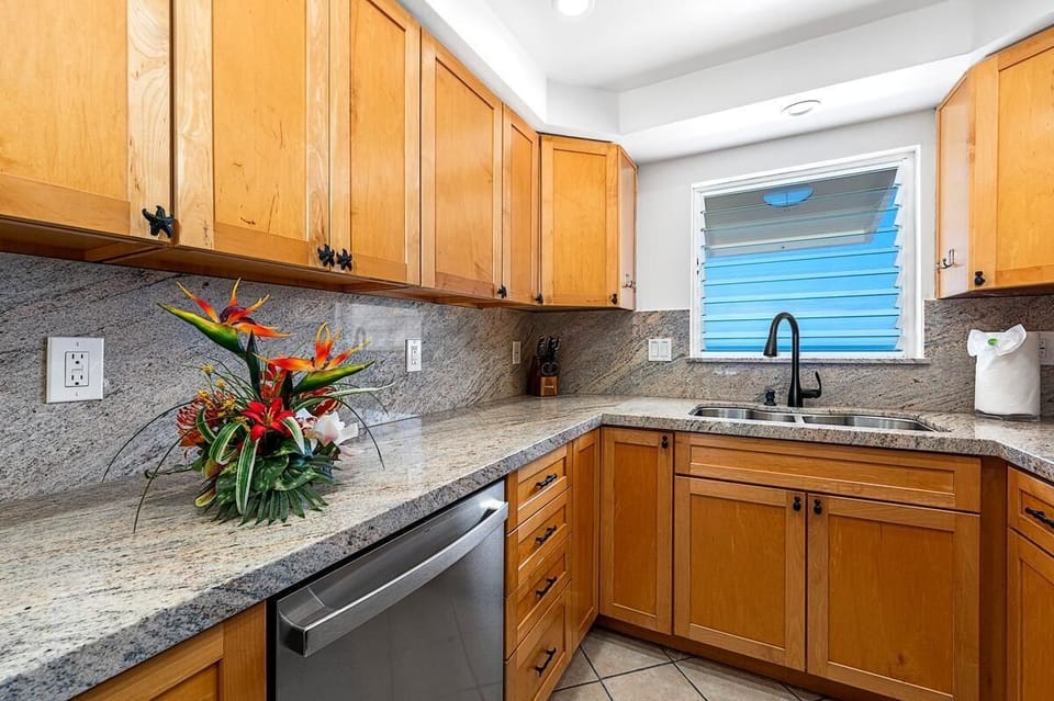 Condo, Multiple Beds (Keauhou Kona Surf & Racquet Club Town) | Private kitchen | Oven, toaster, paper towels