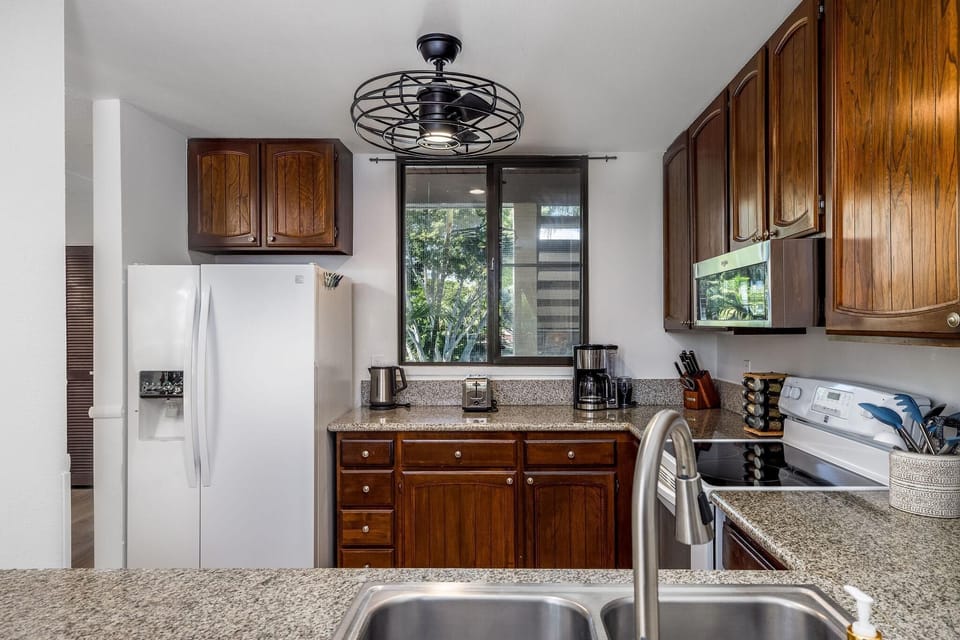 Condo, Multiple Beds (Keauhou Kona Surf & Racquet Club #6-2) | Private kitchen | Oven, toaster, paper towels