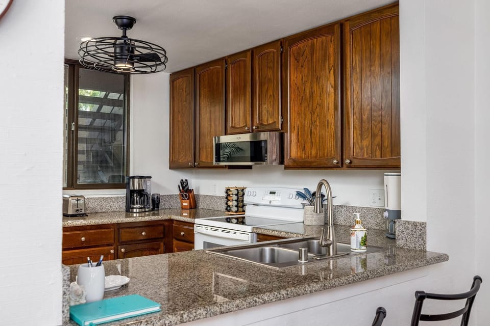 Condo, Multiple Beds (Keauhou Kona Surf & Racquet Club #6-2) | Private kitchen | Oven, toaster, paper towels