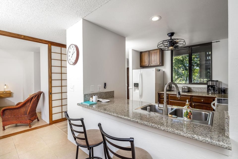 Condo, Multiple Beds (Keauhou Kona Surf & Racquet Club #6-2) | Private kitchen | Oven, toaster, paper towels