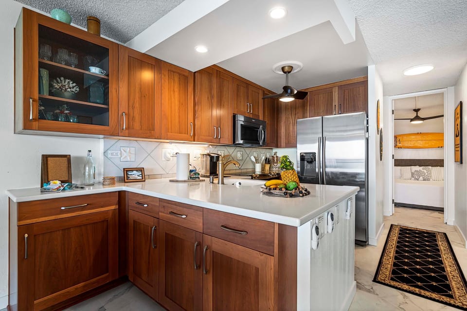 Condo, Multiple Beds (Kona Alii 401) | Private kitchen | Oven, toaster, paper towels
