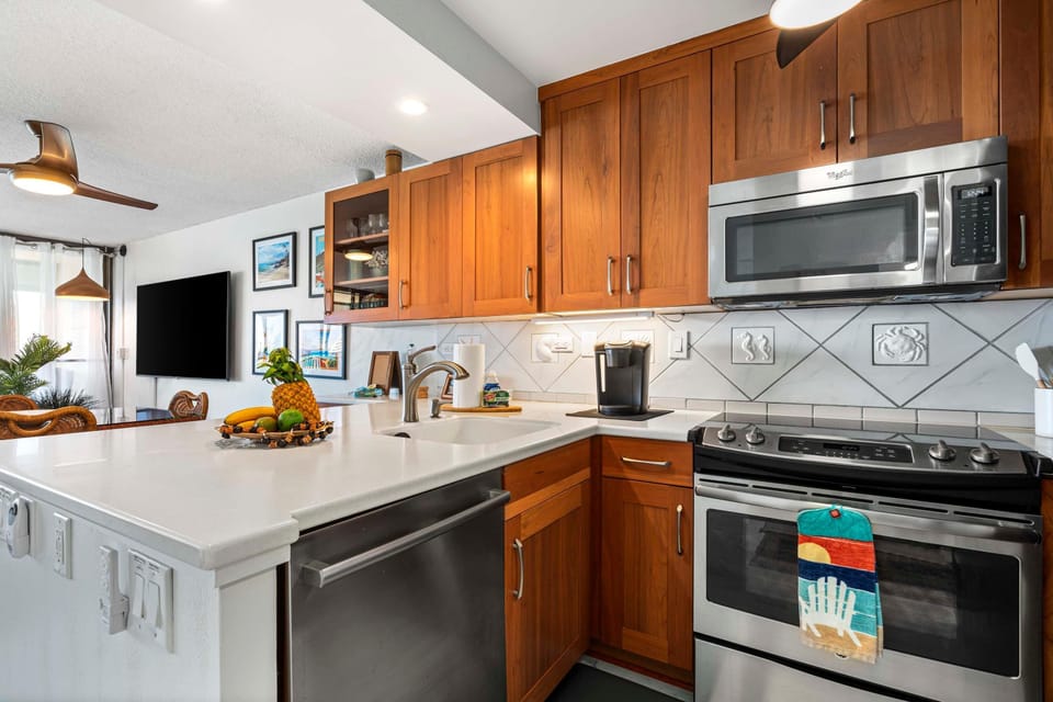 Condo, Multiple Beds (Kona Alii 401) | Private kitchen | Oven, toaster, paper towels