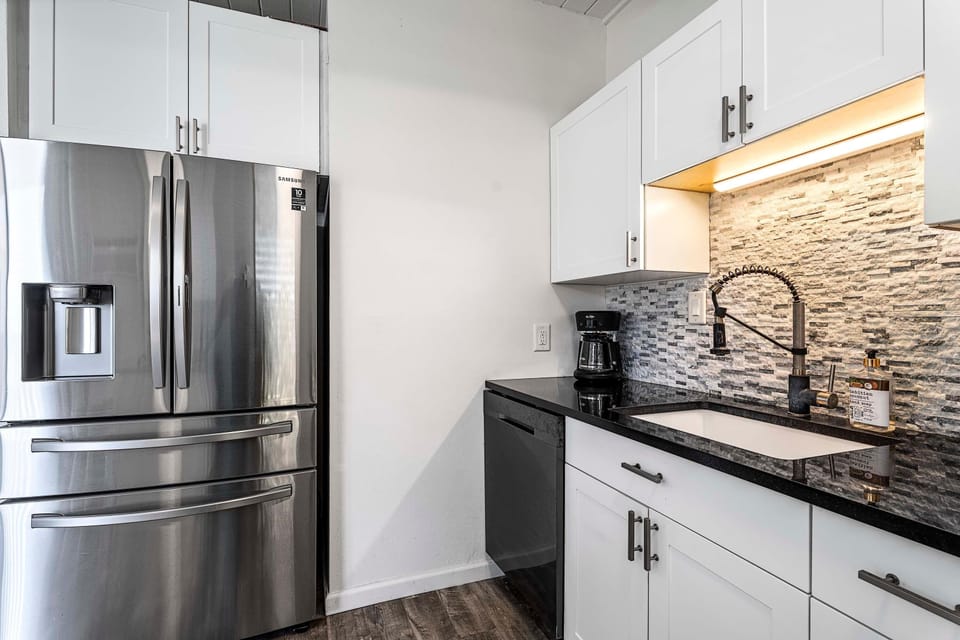 Condo, 1 Queen Bed with Sofa bed (Kona Mansions#105) | Private kitchen | Oven, toaster, paper towels