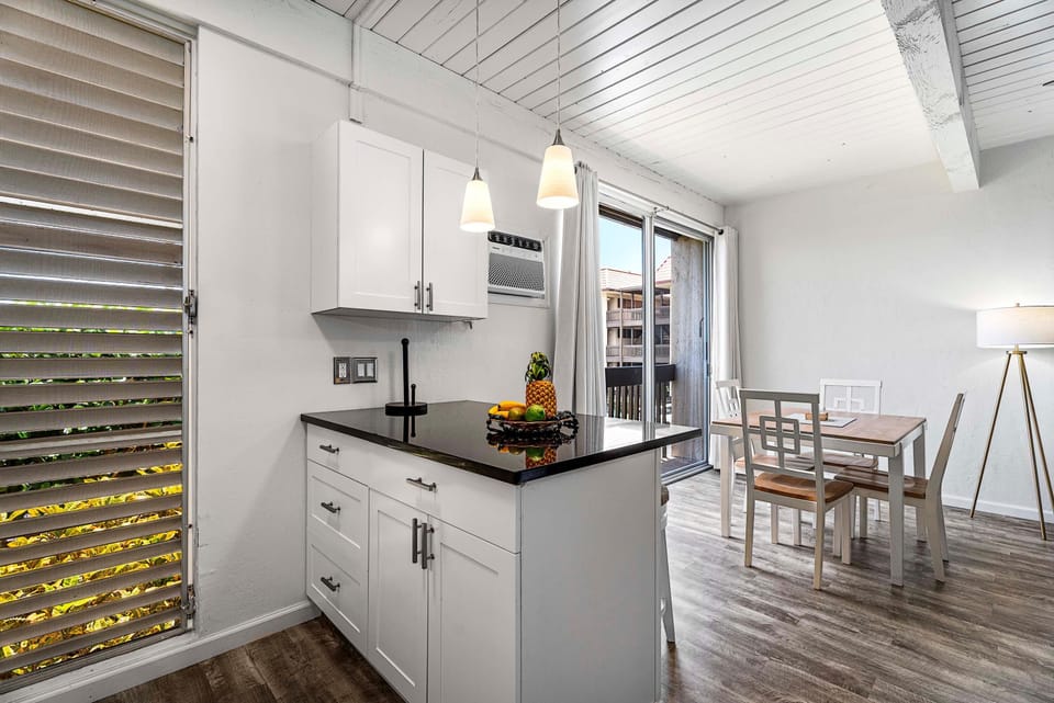 Condo, 1 Queen Bed with Sofa bed (Kona Mansions#105) | Private kitchen | Oven, toaster, paper towels