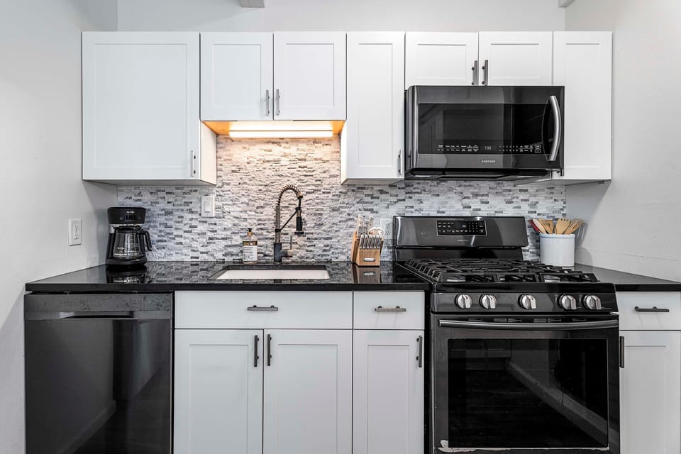 Condo, 1 Queen Bed with Sofa bed (Kona Mansions#105) | Private kitchen | Oven, toaster, paper towels