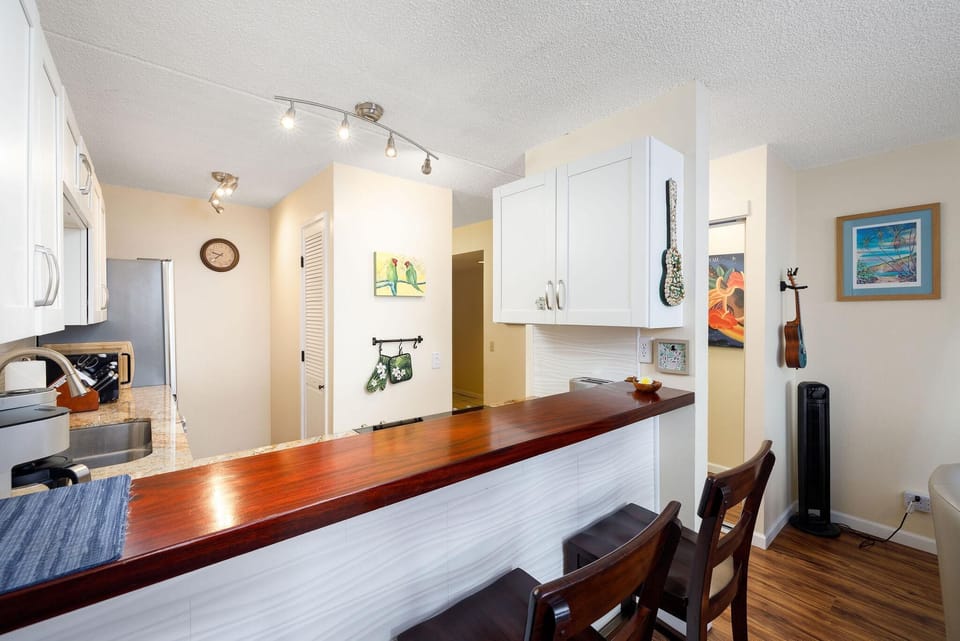 Condo, 1 King Bed with Sofa bed (Kona Pacific C618 Top fl Seaview With) | Private kitchen | Oven, toaster, paper towels
