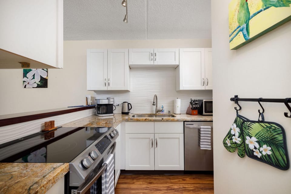 Condo, 1 King Bed with Sofa bed (Kona Pacific C618 Top fl Seaview With) | Private kitchen | Oven, toaster, paper towels