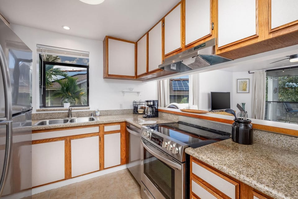 Condo, 1 King Bed with Sofa bed (Kailua Bay Resort 4-206 Corner Oceanv) | Private kitchen | Paper towels