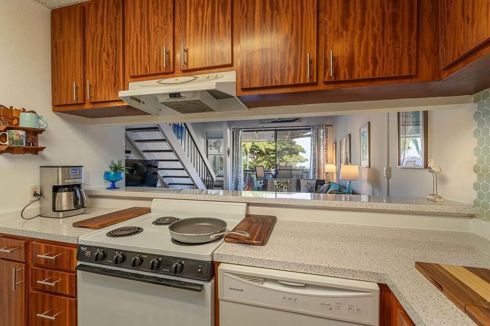 Condo, Multiple Beds (Kailua Bay Resort  4-303) | Private kitchen | Paper towels
