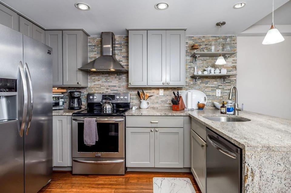 Condo, 1 King Bed with Sofa bed (Kona Alii 410) | Private kitchen | Oven, toaster, paper towels