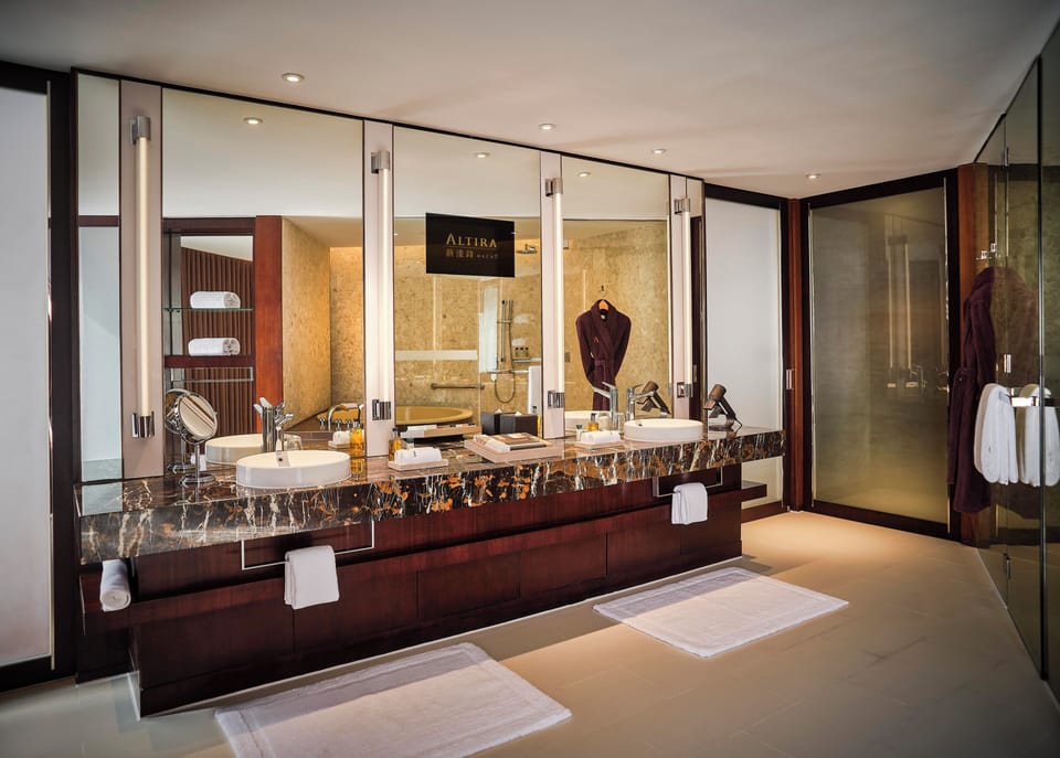 Premier Suite | Bathroom | Free toiletries, bathrobes, slippers, towels