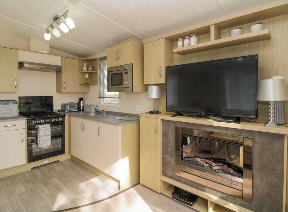 Cottage | Private kitchen | Fridge, electric kettle, toaster, cookware/dishes/utensils