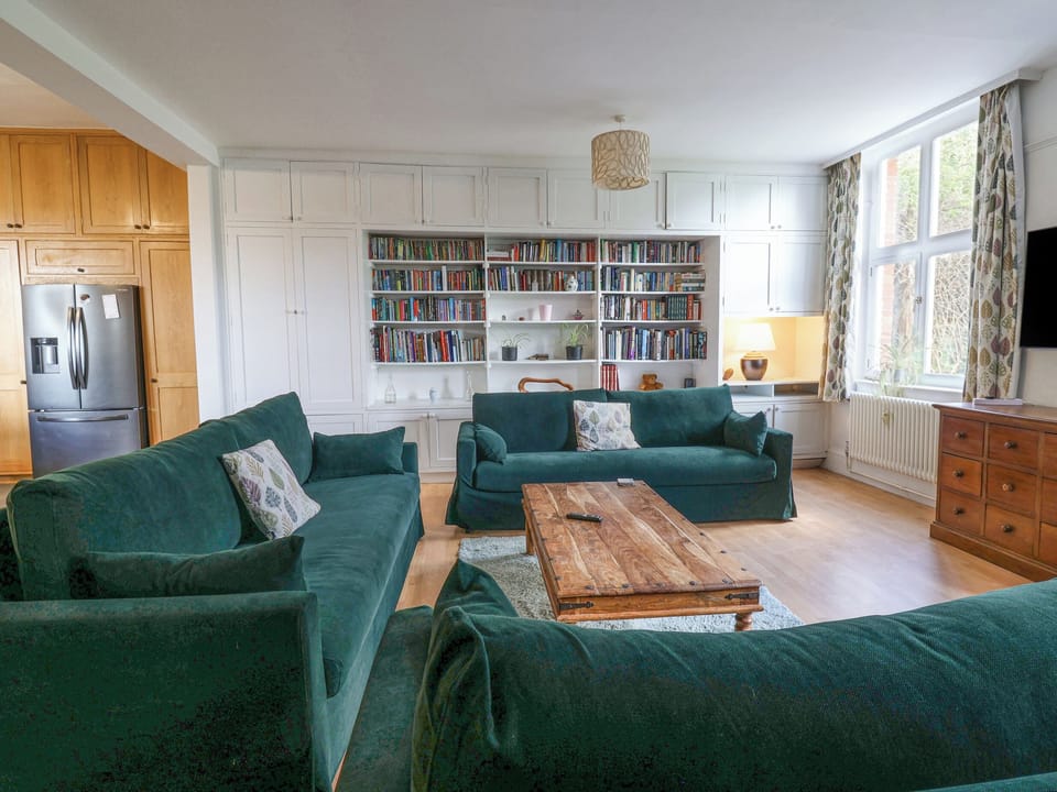 Cottage | Living area | Fireplace