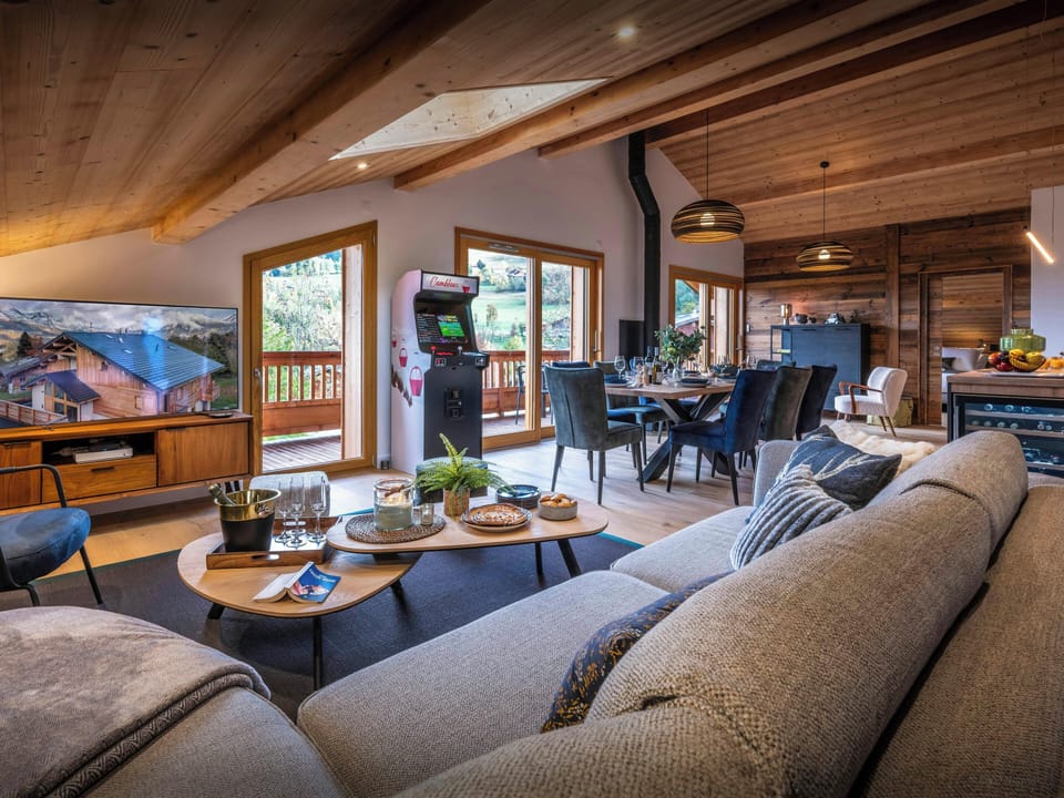 Lounge/Dining
