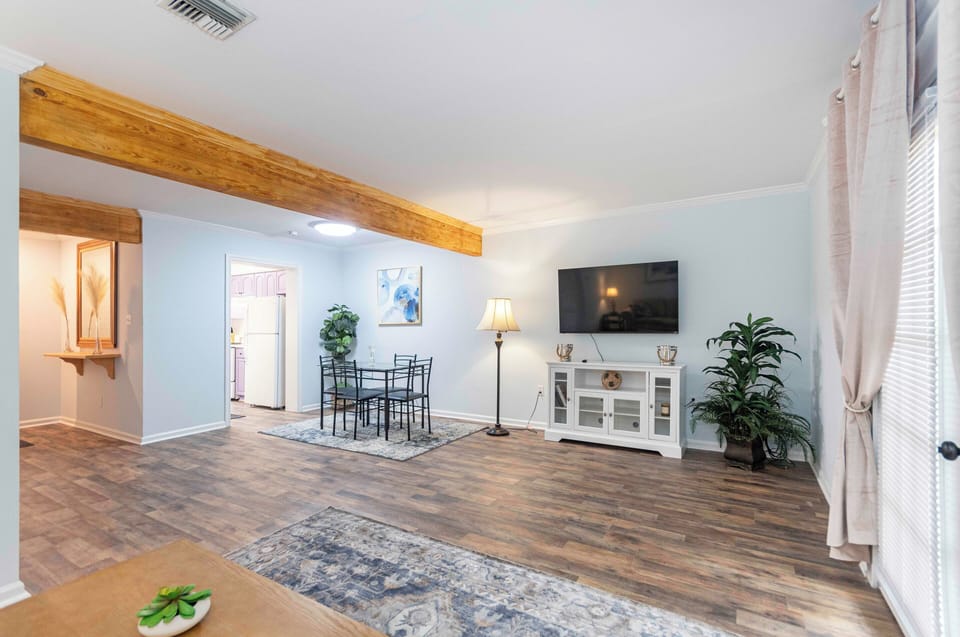 This is a cozy space and a clean home for you to enjoy while visiting Lafayette.