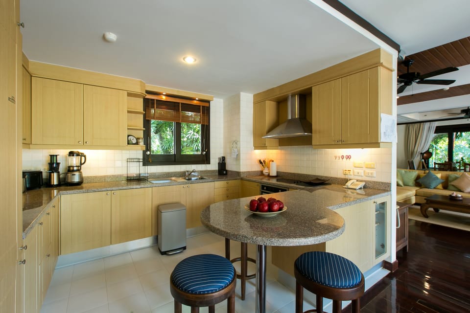 Villa, 3 Bedrooms | Shared kitchen | Fridge, microwave, oven, stovetop
