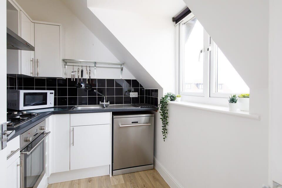 Fully equipped kitchen for cooking and preparing beach picnics!