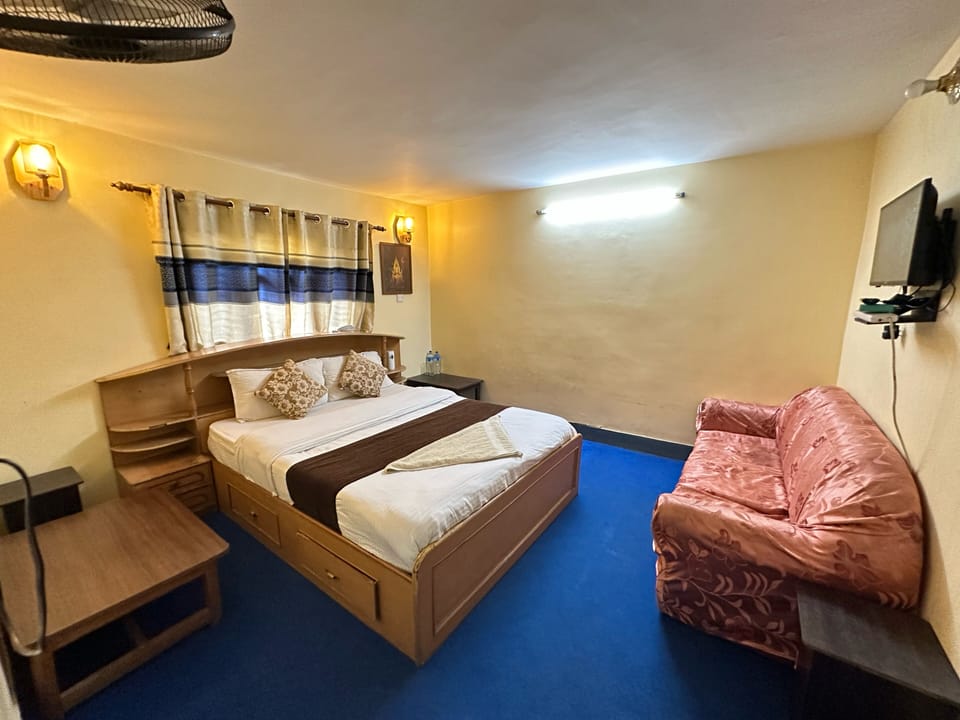 Deluxe Room, 1 King Bed, Allergy Friendly | Desk, WiFi (free), bed sheets