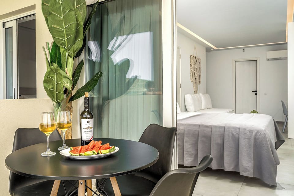Grande Suite With Sea View | Egyptian cotton sheets, premium bedding, pillowtop beds, minibar