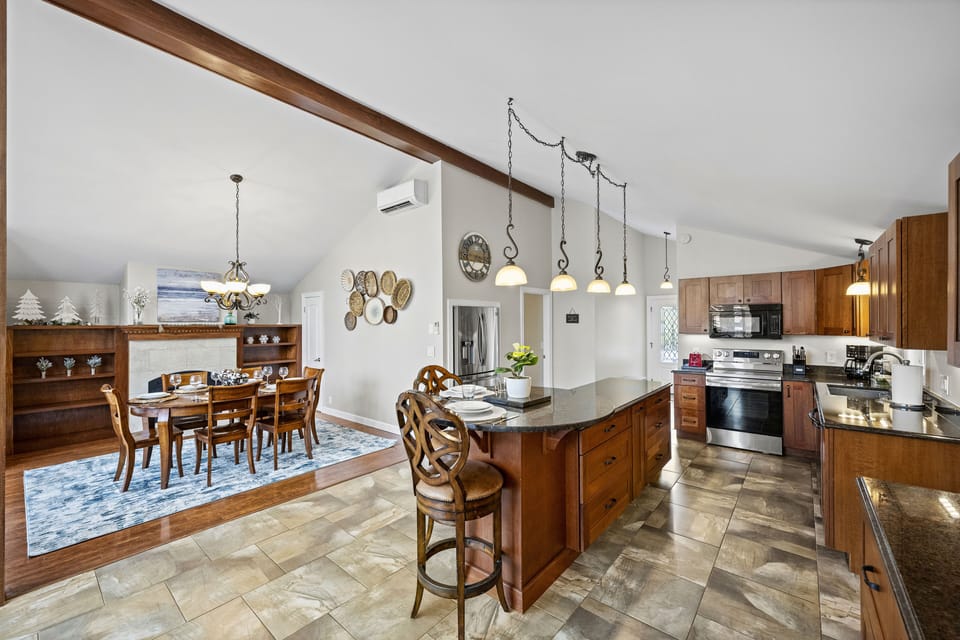 Well-appointed kitchen & dining space.