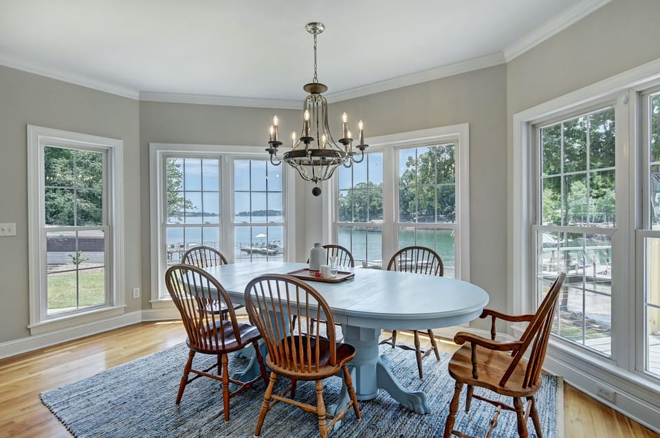 Two dining areas can accommodate up to 14 guests, providing panoramic lake views.