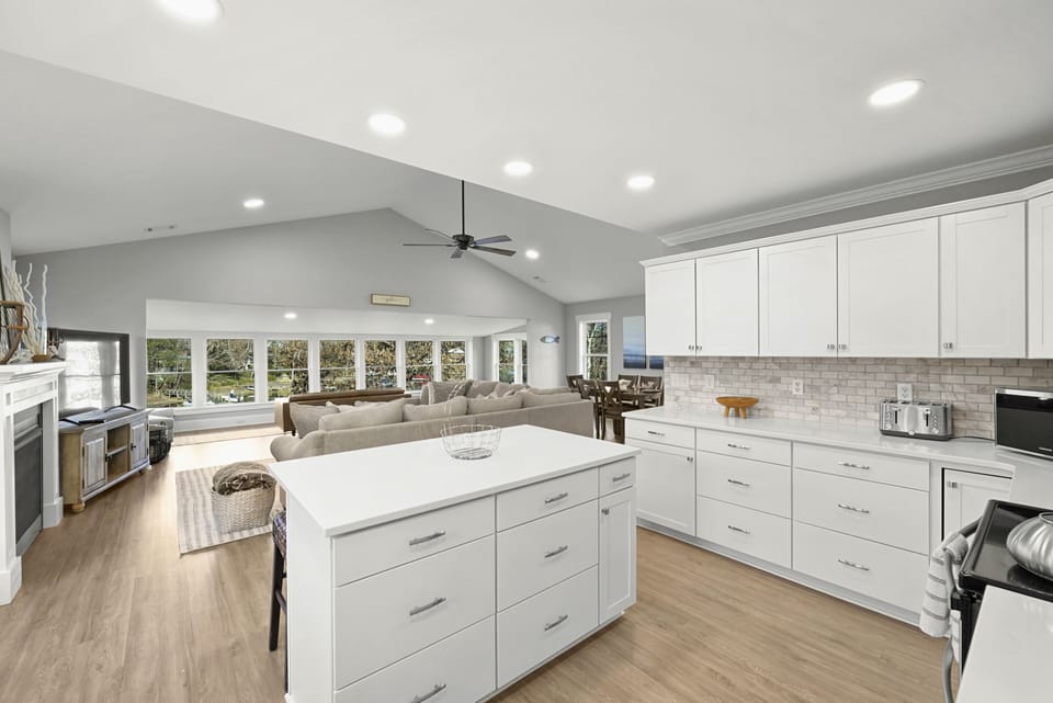 Plenty of storage in the kitchen.