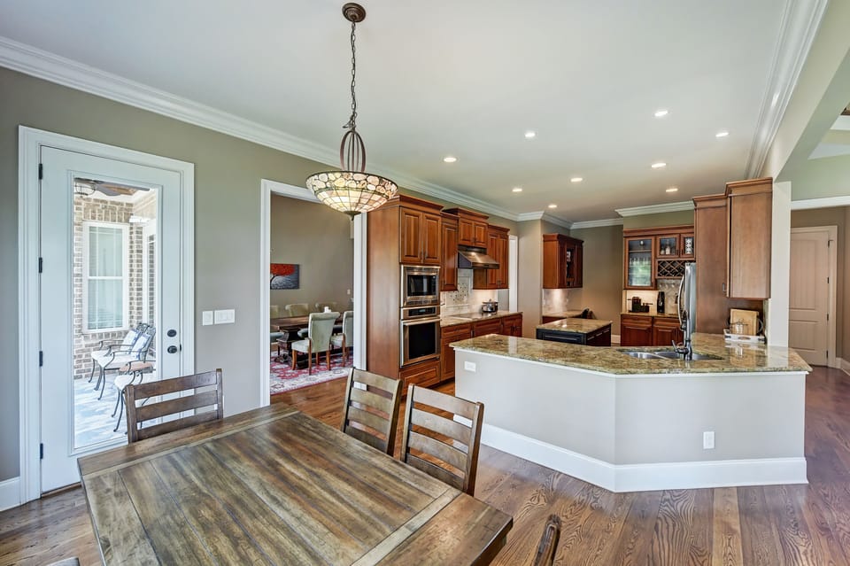 Incredible interior design, open lay-out.