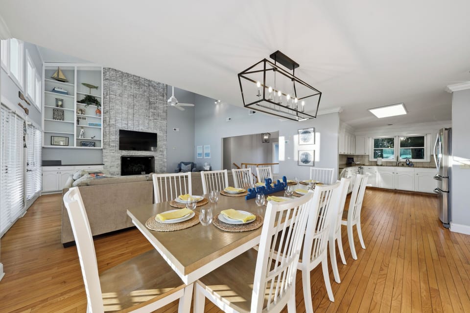 Gather for meals in the bright dining room, with lake views and a convenient wet bar just steps away.
