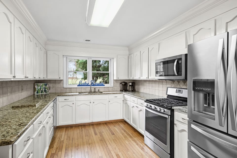 Granite countertops to match the modern & sleek kitchen appliances.