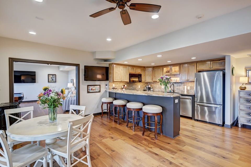 Lower Level - barstool seating at the fully equipped kitchen.