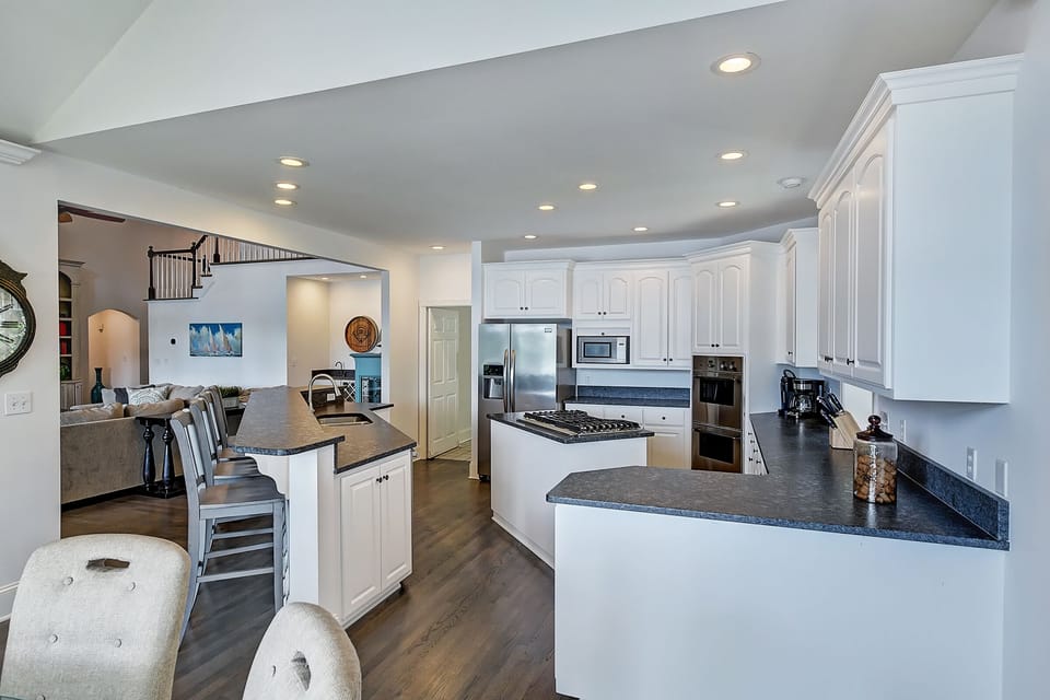 Large eat in kitchen with bar seating!