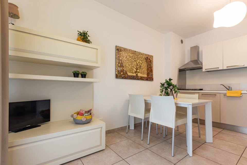 Apartment, 1 Bedroom | Dining room