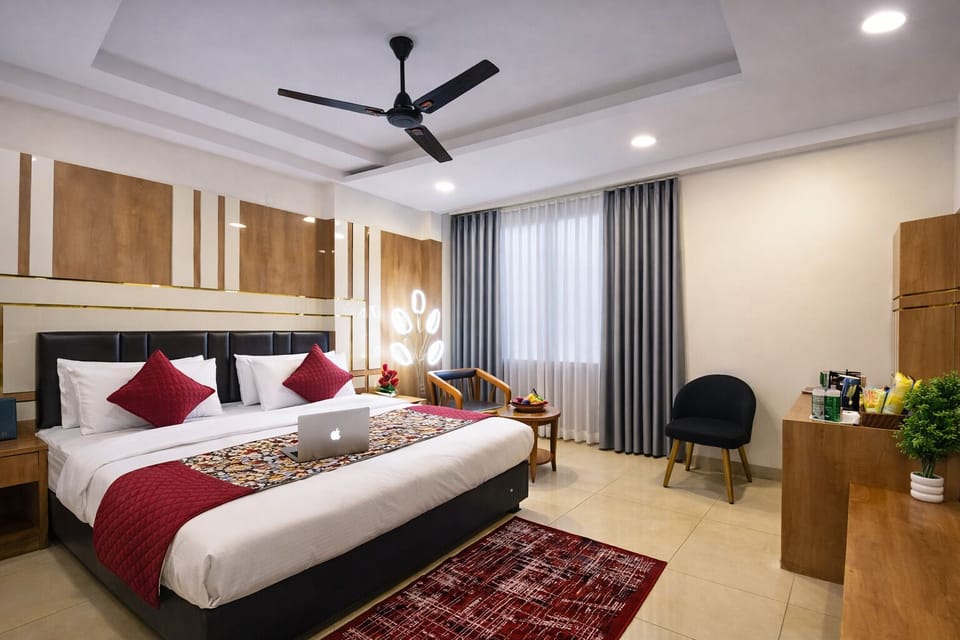 1 bedroom, Egyptian cotton sheets, premium bedding, down comforters