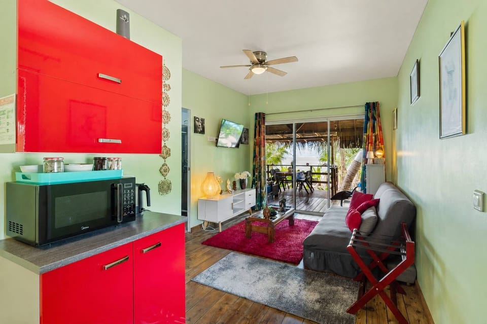 Fare Taina: kitchen and living space, opening to the terrace