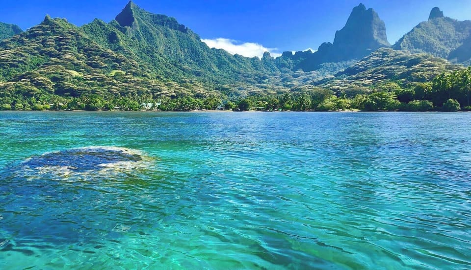 Turquoise lagoon and the peaks of Moorea