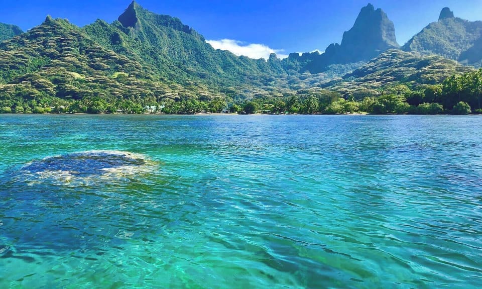 The Haapiti lagoon and Moorea's peaks, right in front.